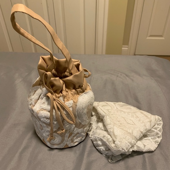 Wedding gown with beaded lace - Picture 4 of 6